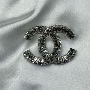 Stylish brooch